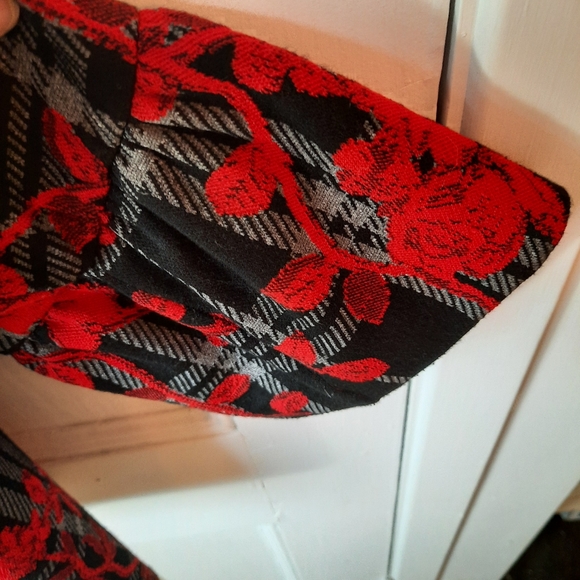 SALE -Vintage crop blazer with red roses looks brand new, Fall and winter blazer - Picture 3 of 10